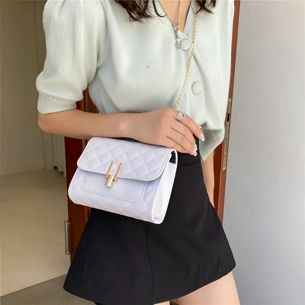 Women's diamond lattice chain crossbody bag in solid colour with adjustable shoulder strap