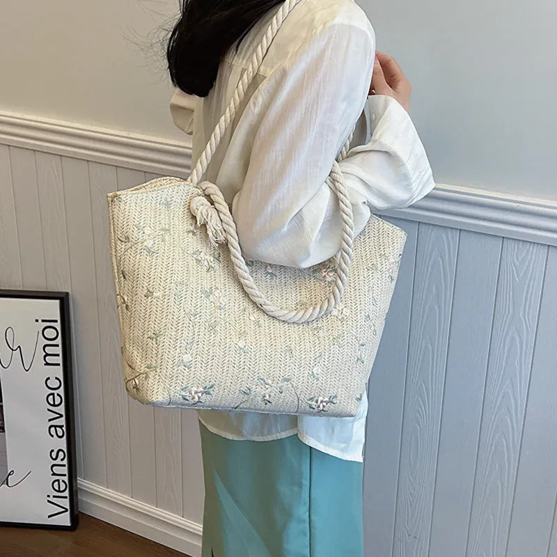 Large capacity straw shoulder bag with flap closure and phone pocket in khaki colour
