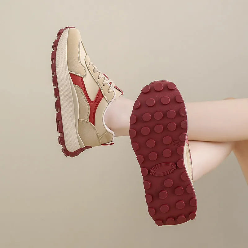 Women's low-top platform sports running shoes in card black with mesh lining and rubber soles
