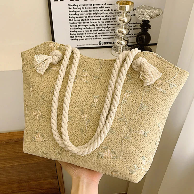 Large capacity straw shoulder bag with flap closure and phone pocket in khaki colour