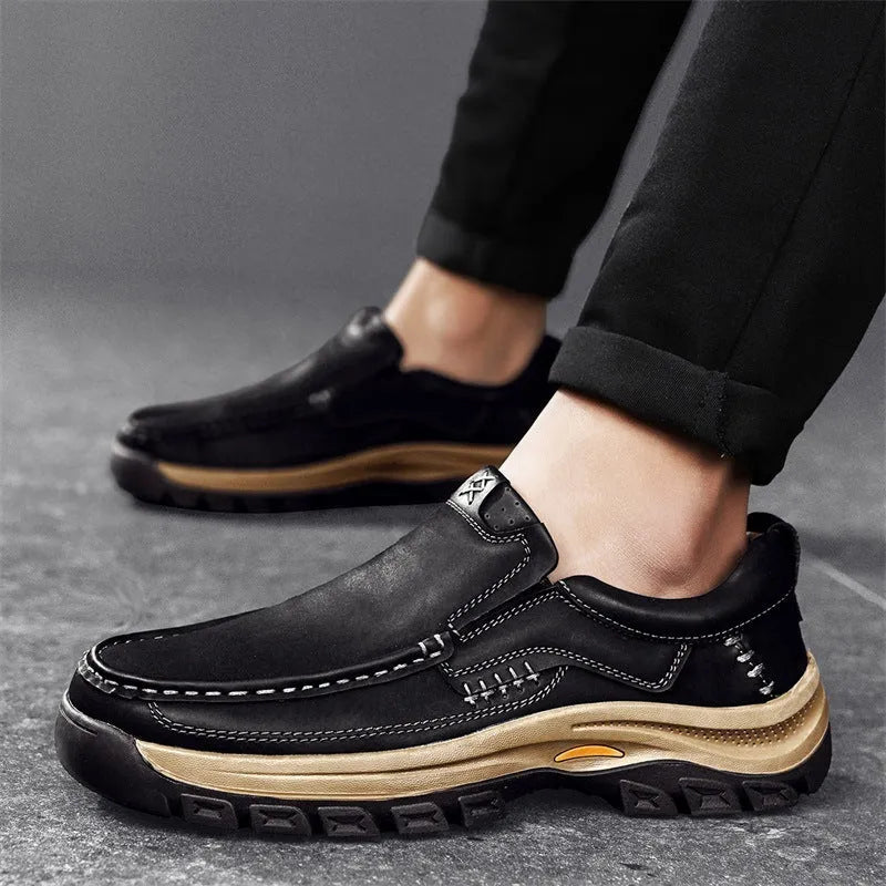 Men's black PU leather mountaineering shoes with thick rubber sole and round toe design