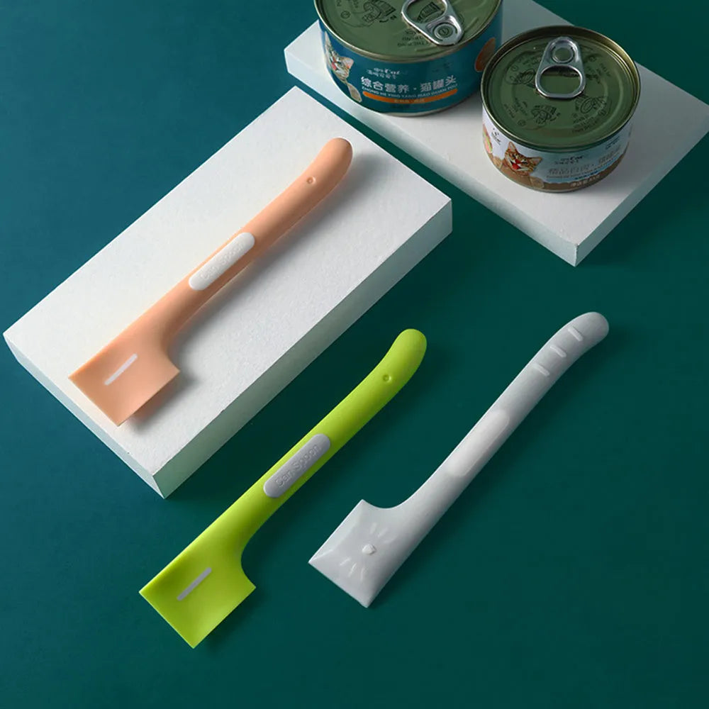 Green TPR pet feeding spoon with 16cm long handle and right-angle head for canned cat and dog food