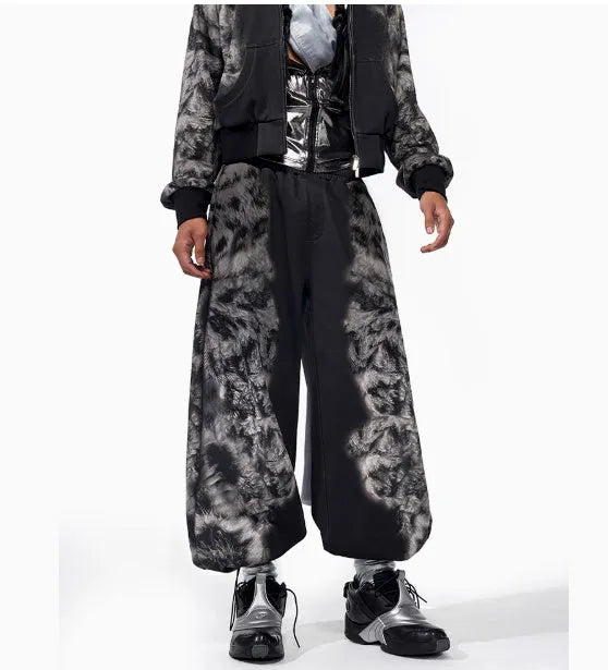 Loose fit printed men's streetwear set with hoodie and seven inch pants in polyester fabric