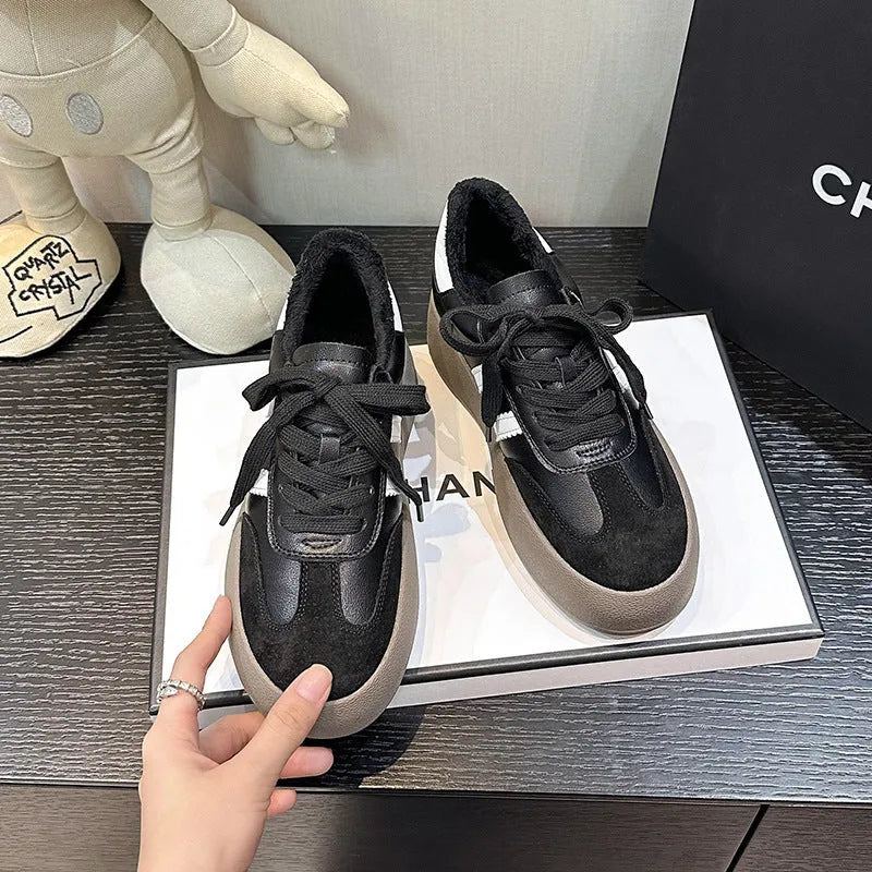Women's vintage-style leather sneakers with round toe and lace-up front in distressed beige colour
