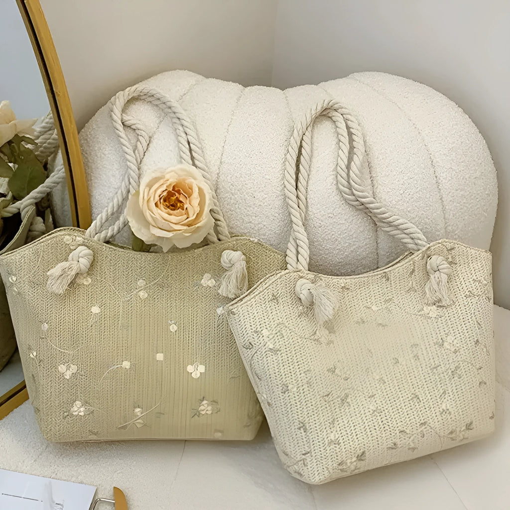 Large capacity straw shoulder bag with flap closure and phone pocket in khaki colour
