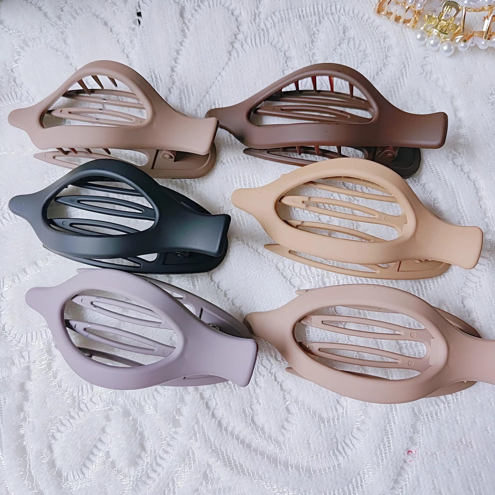 Set of six nude-coloured plastic hair clips with a quadrilateral shape and frosted grip.