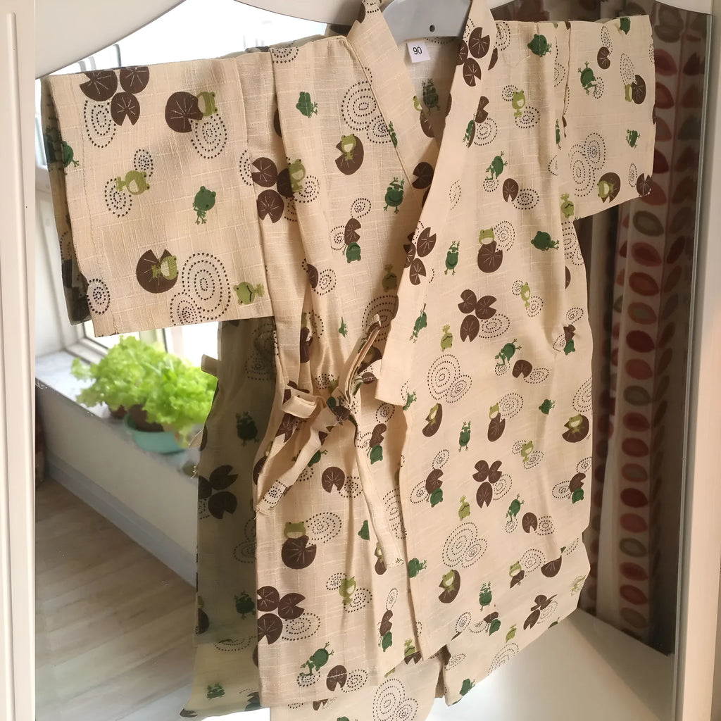 Children's pure cotton flat yukata in beige frog pattern, short sleeves, size 110cm on display