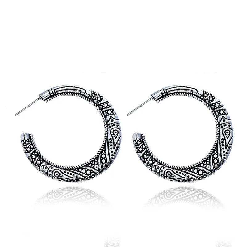 C-shaped alloy earrings with engraved vintage details in bronze and silver colour options