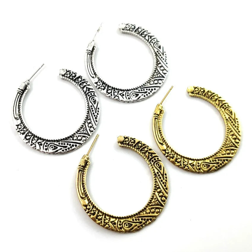 C-shaped alloy earrings with engraved vintage details in bronze and silver colour options