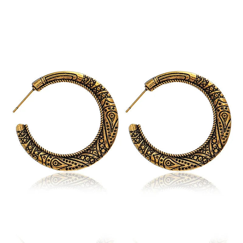 C-shaped alloy earrings with engraved vintage details in bronze and silver colour options