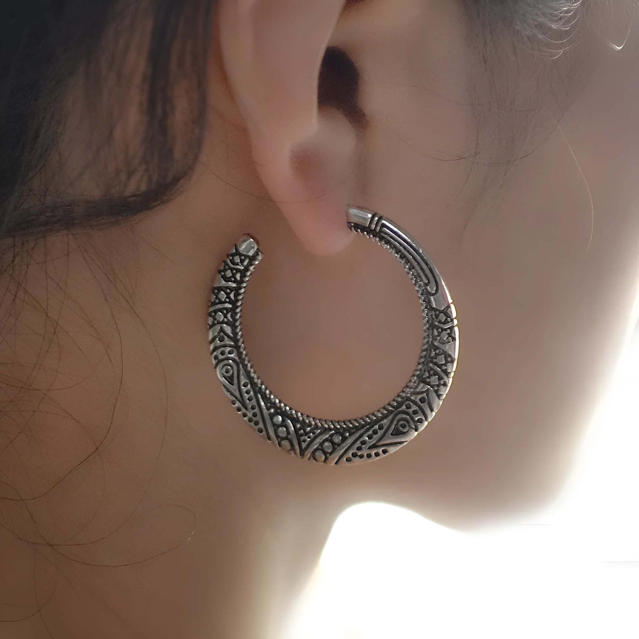 C-shaped alloy earrings with engraved vintage details in bronze and silver colour options
