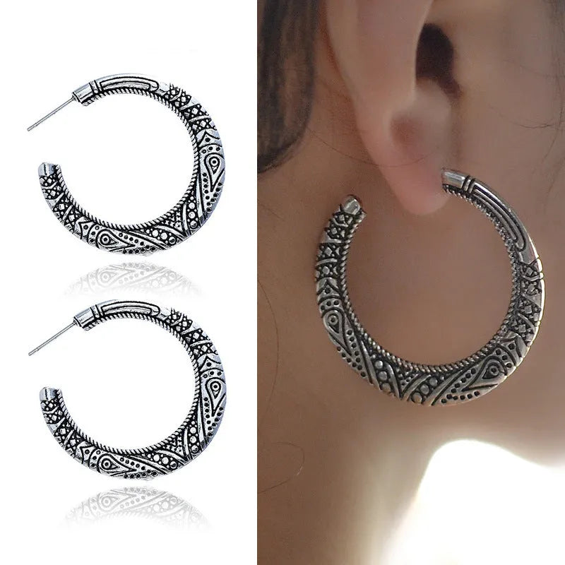 C-shaped alloy earrings with engraved vintage details in bronze and silver colour options