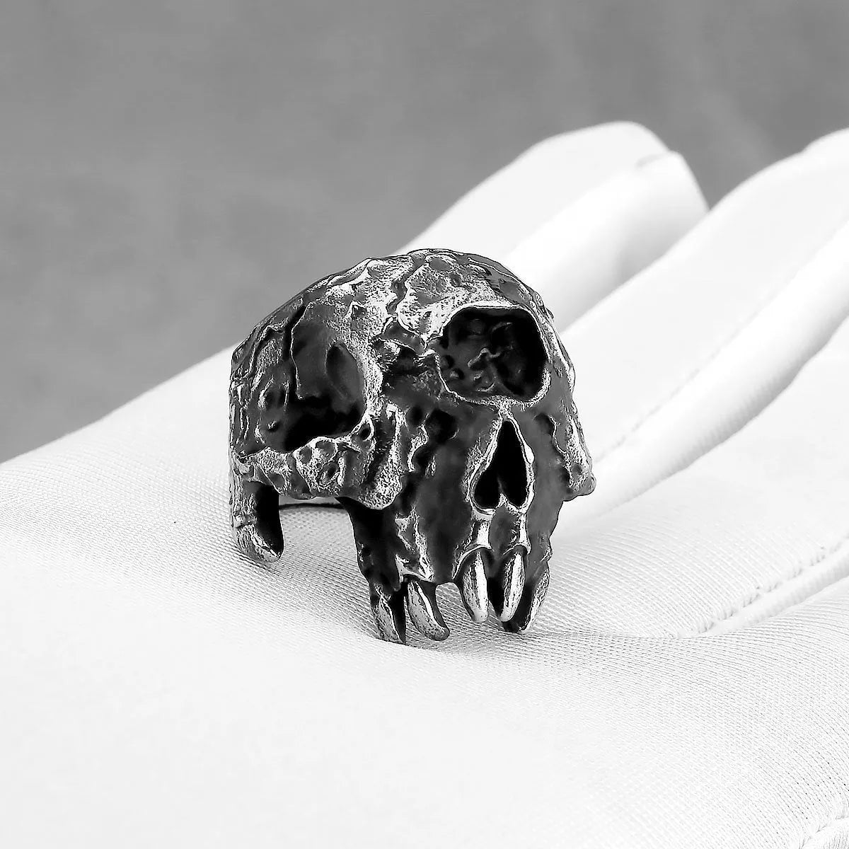 Silver alloy skull ring with one-eyed design in punk retro style for men and women