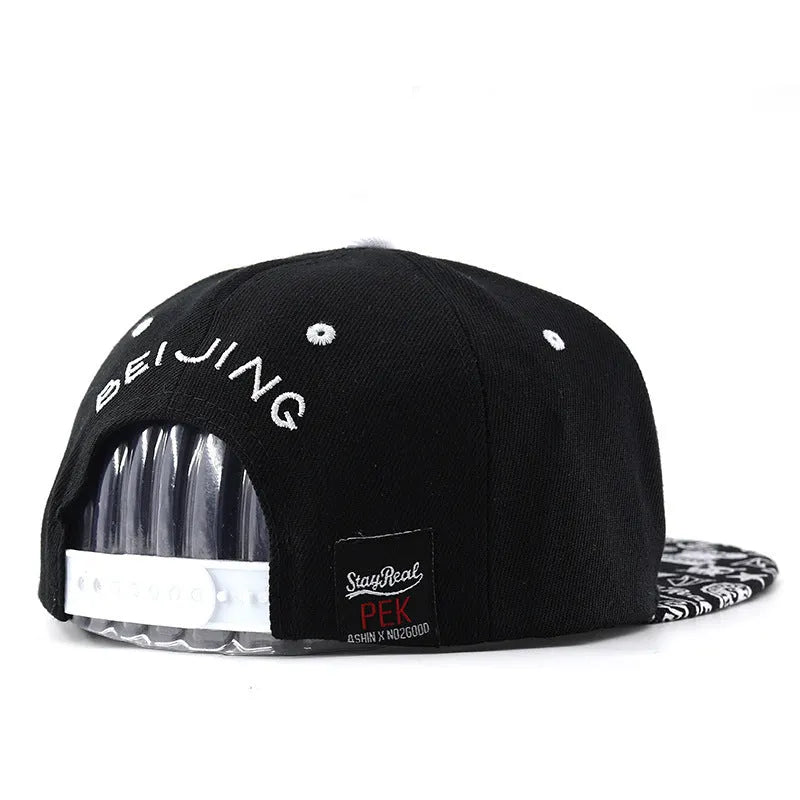 Adjustable cotton baseball cap with dome crown in black or white colour