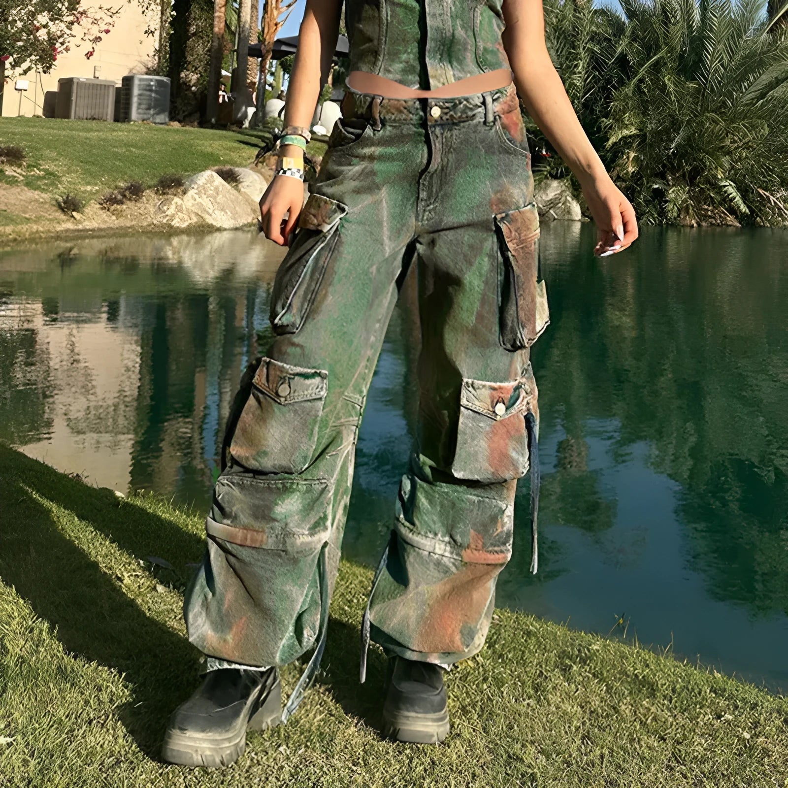 Loose cargo denim trousers in a fading colour with multiple gradient pockets on the legs