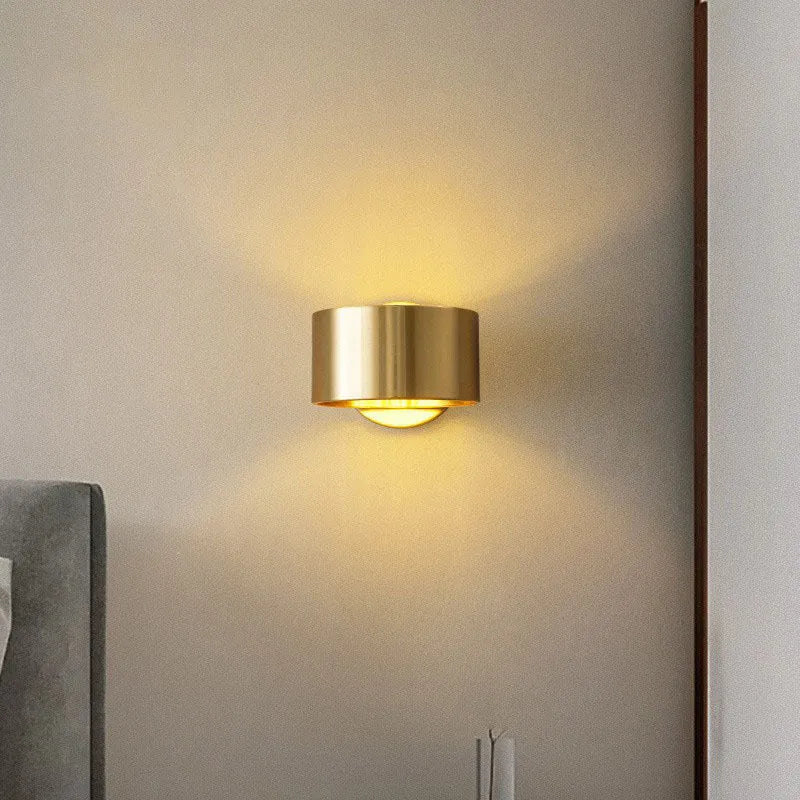 Modern minimalist wall lamp with a copper finish in black or gold colour options.