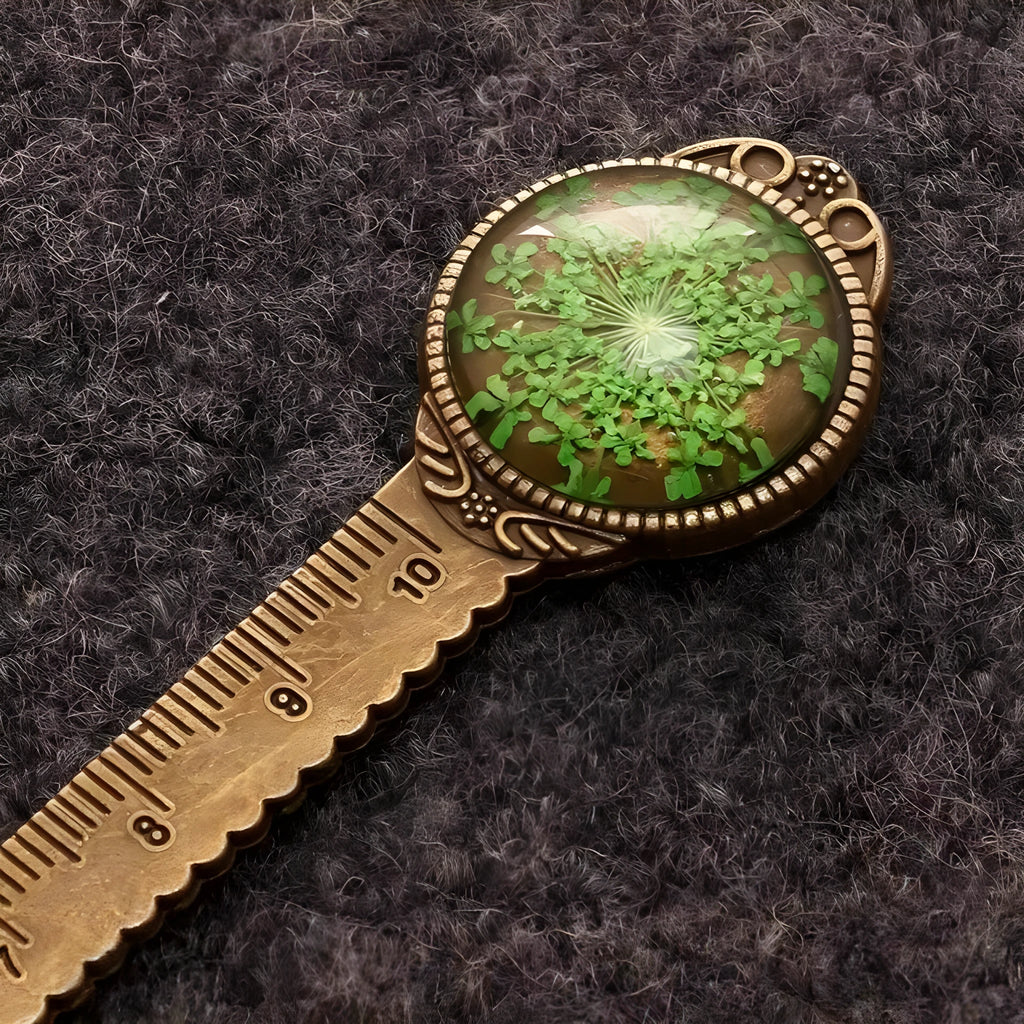 Handmade dry flower gypsophila ruler bookmark with pressed immortal flowers in classical style