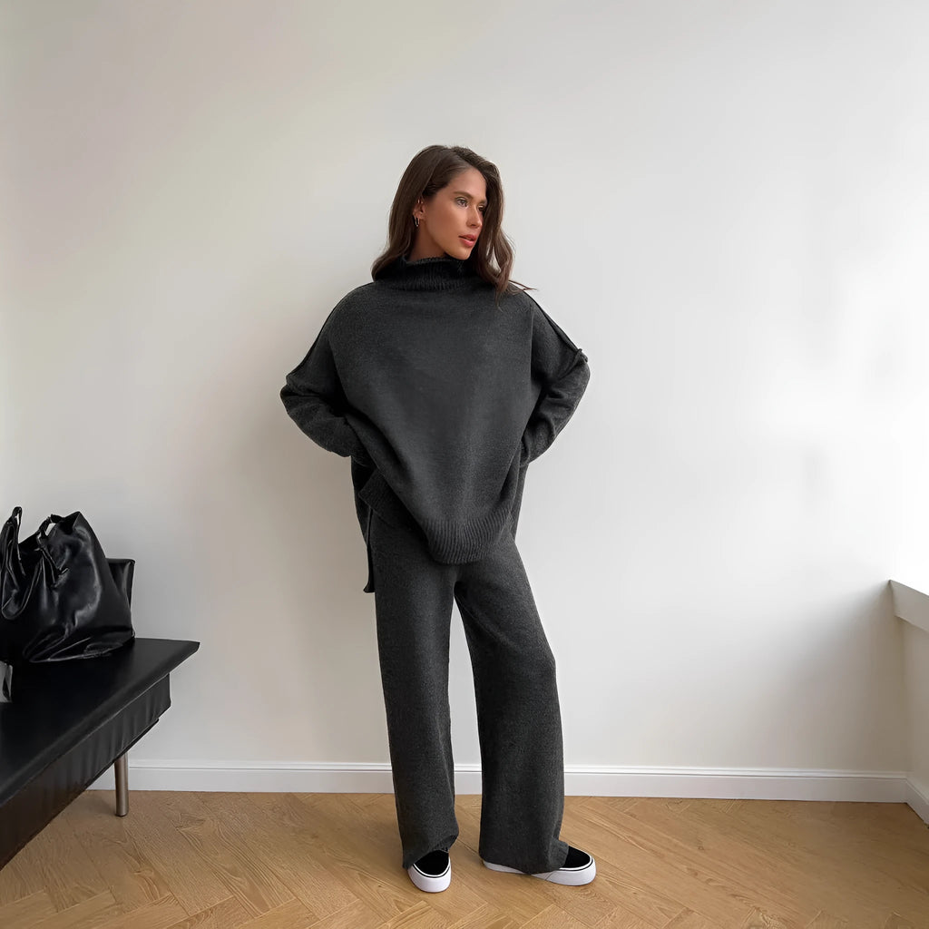 Ladies' side-slit sweater and trousers suit in a solid colour
