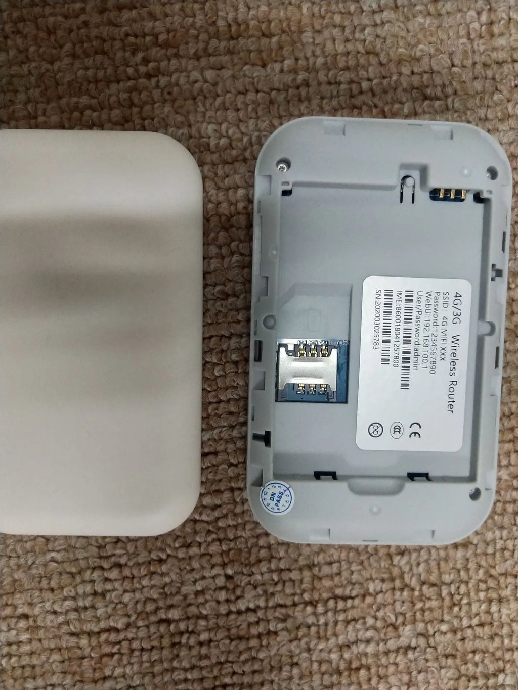 Portable car wireless router 4G 100Mbps with compact design and SIM slot