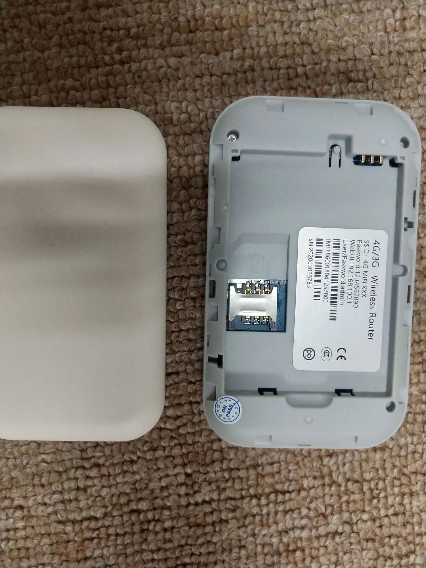 Portable car wireless router 4G 100Mbps with compact design and SIM slot