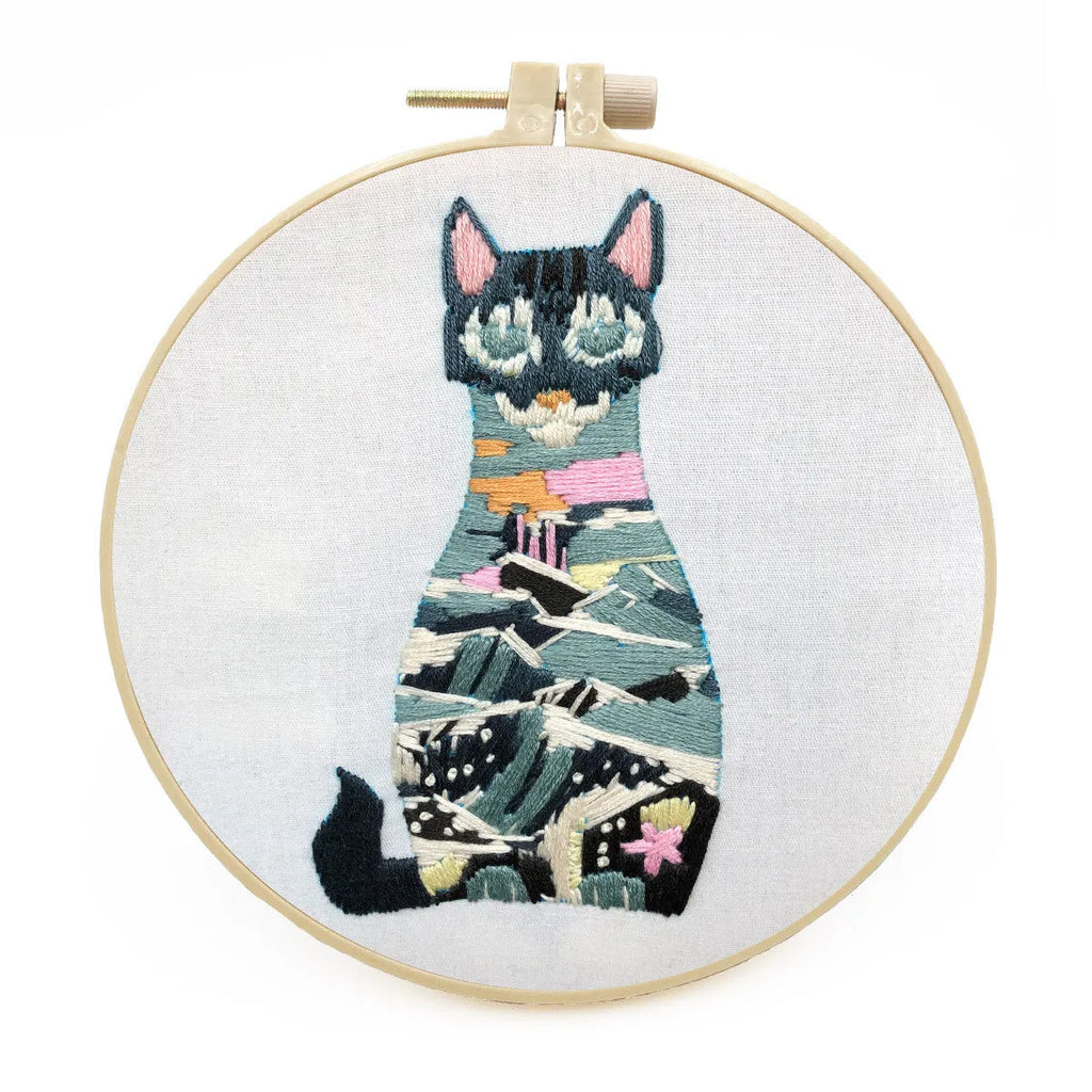 Cat embroidery kit with cotton fabric and 15cm stretch frame for beginners