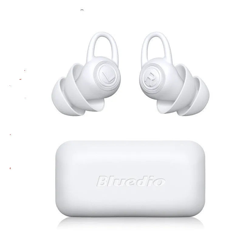 White silicone ear plugs for noise reduction and sound insulation