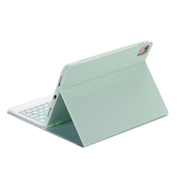 iPad clamshell Bluetooth keyboard case in imitation leather with pen slot and sleep function, available in multiple colours