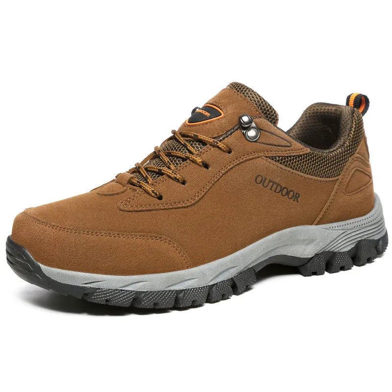 Men's low-top hiking shoes in army green with mesh interior and viscose sole