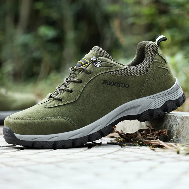Men's low-top hiking shoes in army green with mesh interior and viscose sole