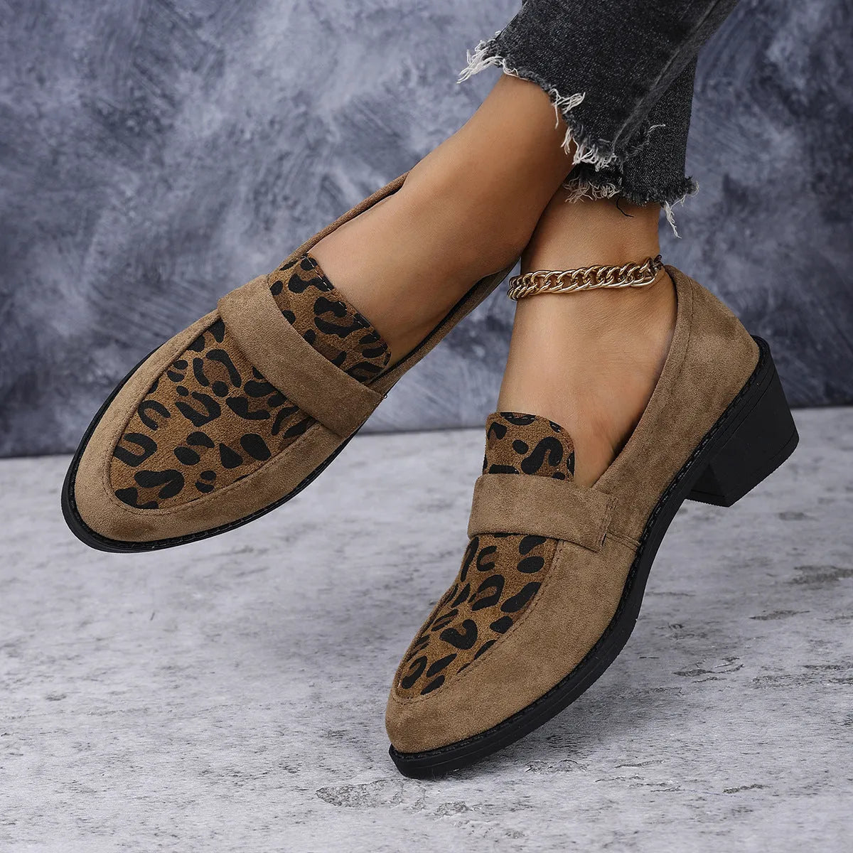 Women's leopard print suede slip-on pumps with chunky mid-heel in brown colour