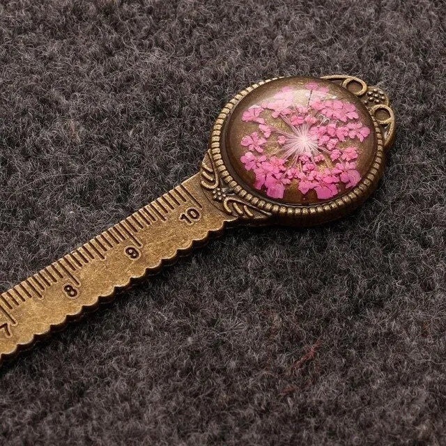 Handmade dry flower gypsophila ruler bookmark with pressed immortal flowers in classical style
