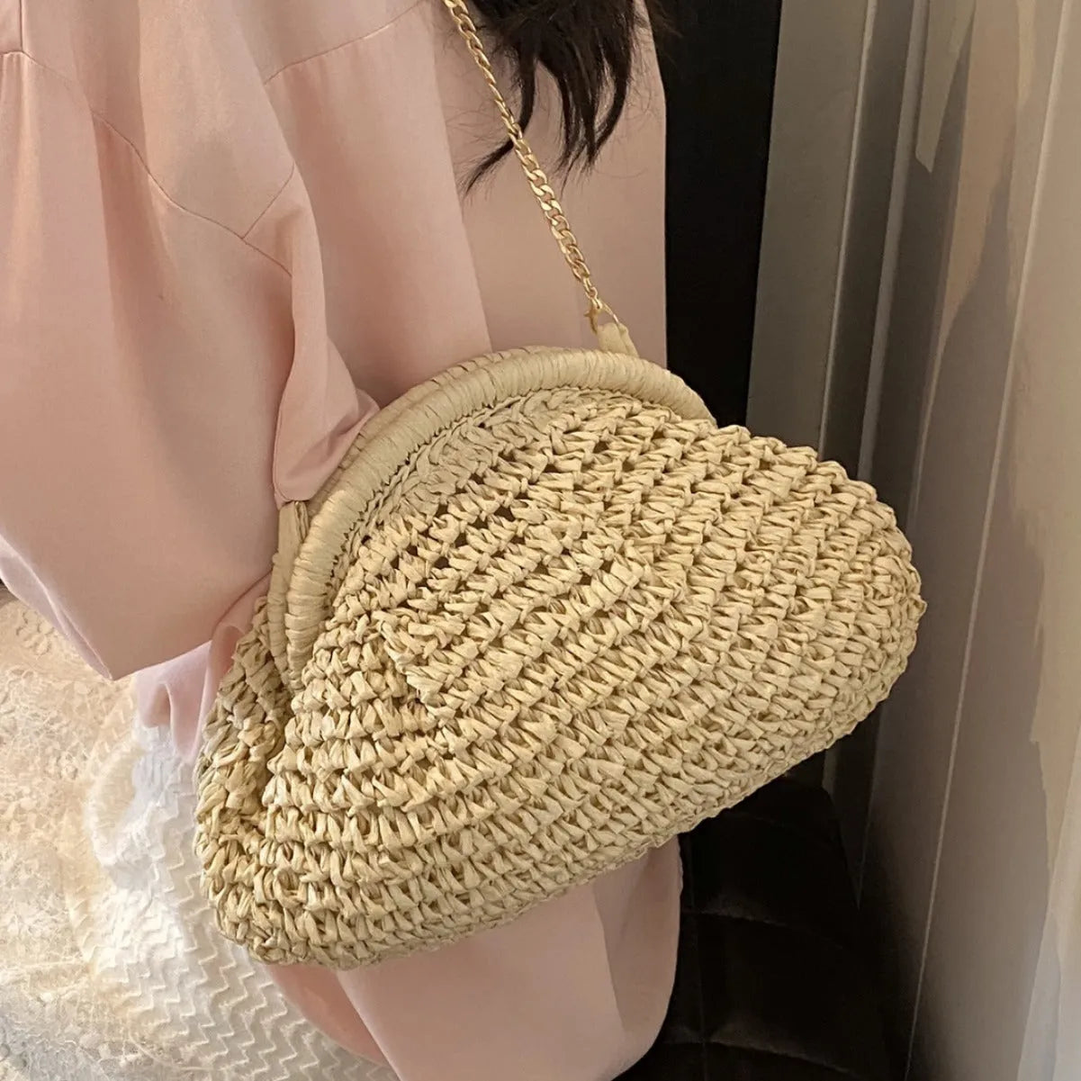 Women's shell-shaped straw shoulder bag with paper construction and zippered interior compartment