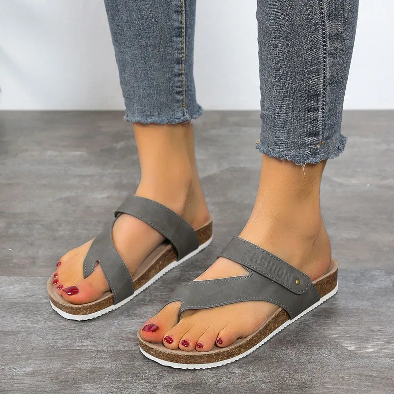 Flat toe ring thick-soled flip-flops in a solid colour with a foam sole