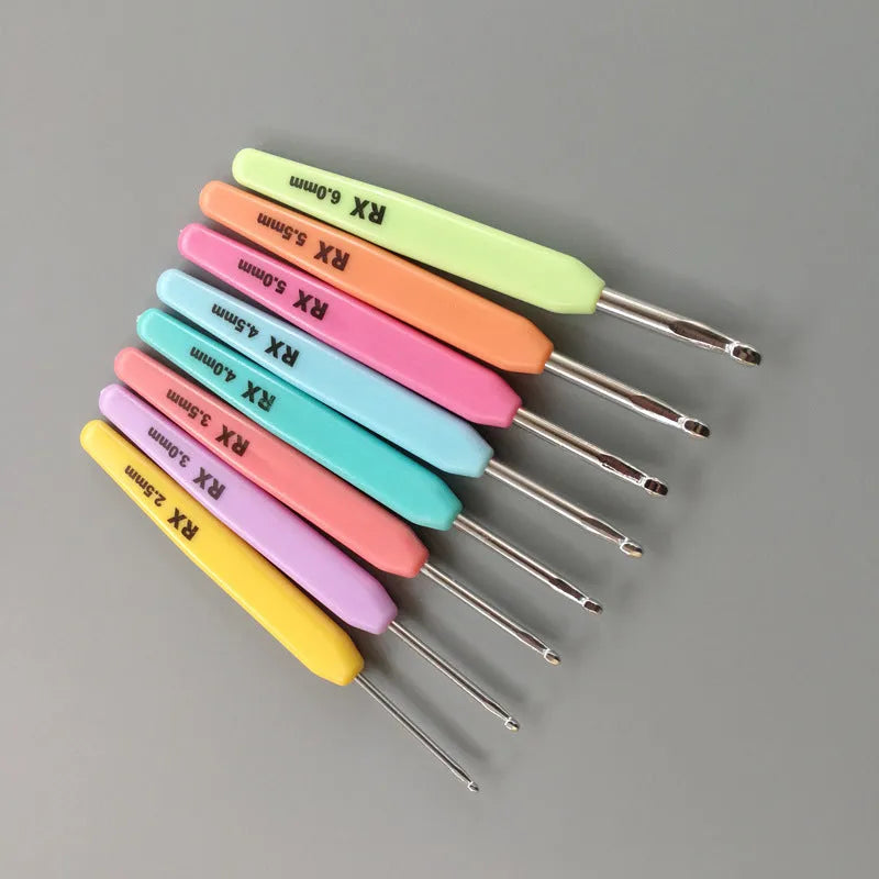 Set of 16 crochet hooks with both soft and hard handles, arranged by size in a grey PU storage bag.
