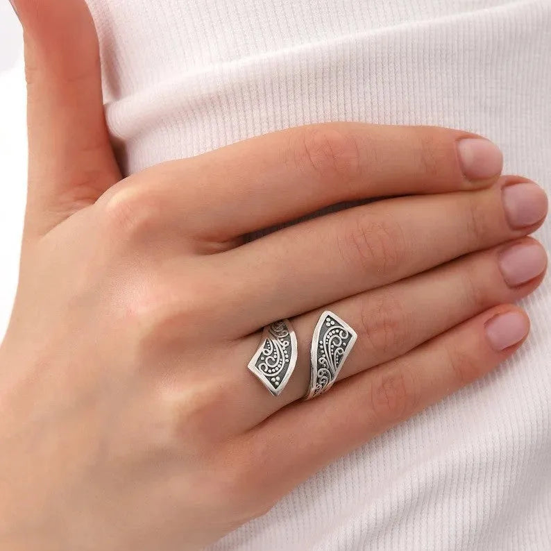 Silver-coloured retro minimalist women's ring with adjustable opening on alloy band
