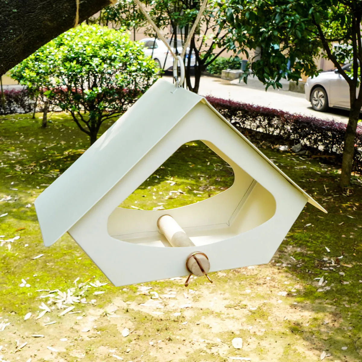 Simple iron bird nest for outdoor anti-rain bird feeding in black or grey.