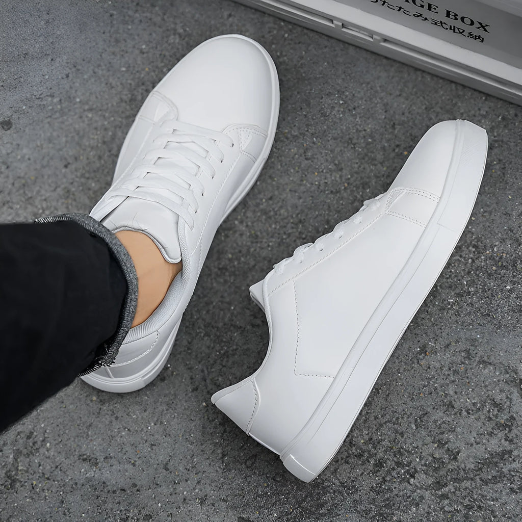 Men's casual lightweight soft-soled sneakers with rubber sole and lace-up closure