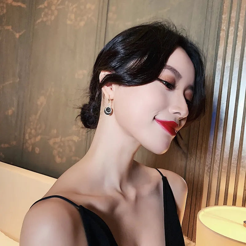 Black retro-style geometric alloy earrings for women, 3.6cm long round piece design.