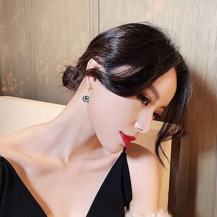 Black retro-style geometric alloy earrings for women, 3.6cm long round piece design.