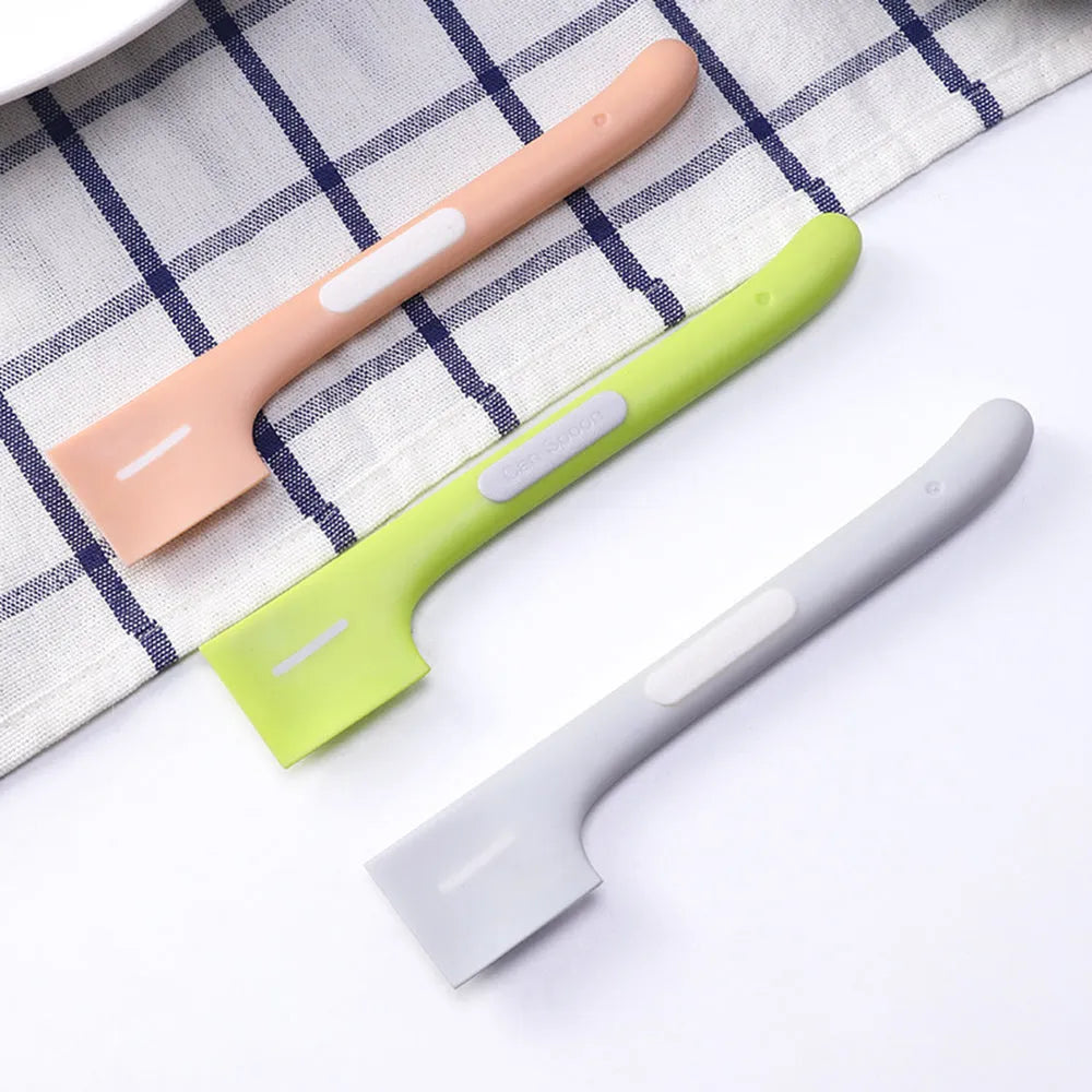 Green TPR pet feeding spoon with 16cm long handle and right-angle head for canned cat and dog food