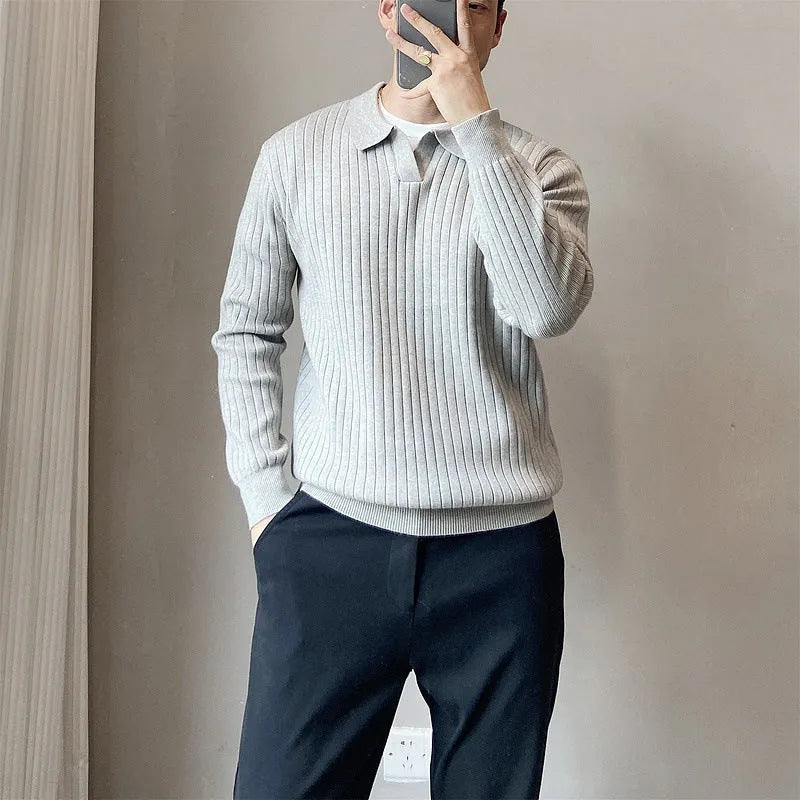 Man wearing a loose-fit, long-sleeved knitted sweater in rabbit fur and modal fabric
