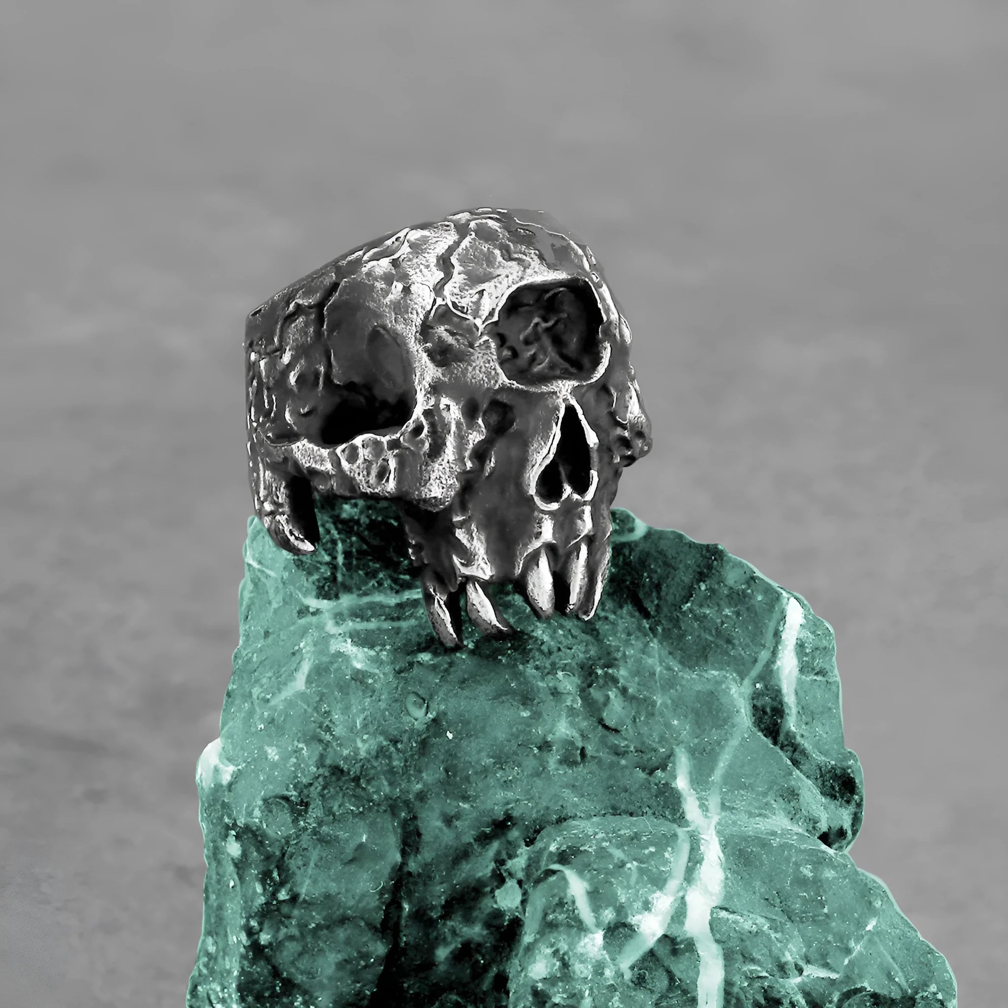 Silver alloy skull ring with one-eyed design in punk retro style for men and women