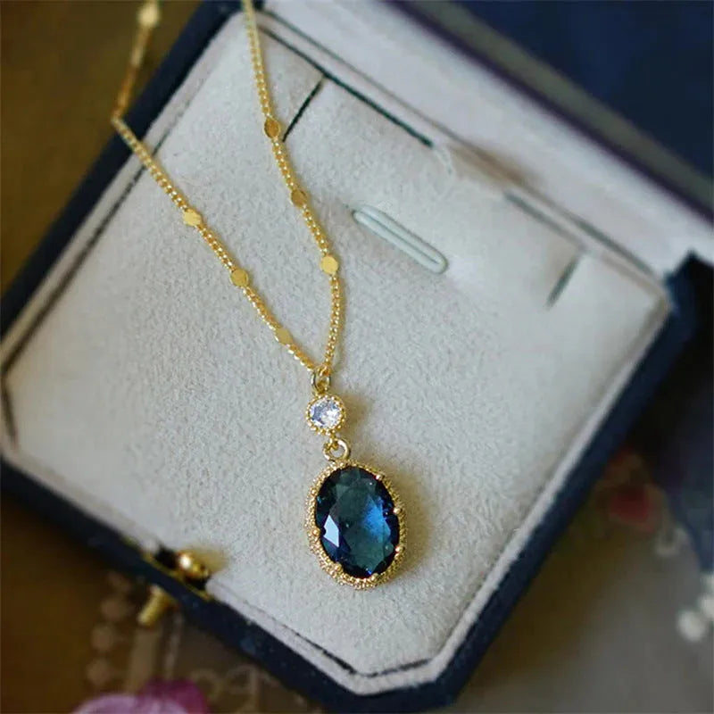 Gold geometric French retro electroplated copper necklace for women and unisex wear.