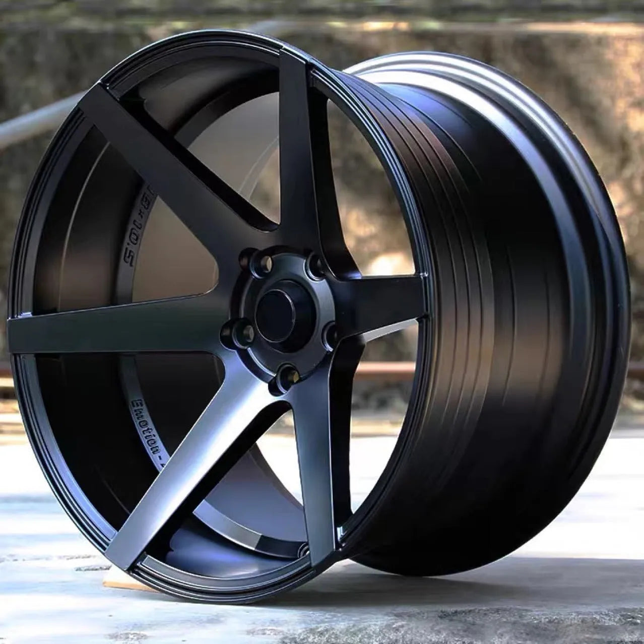 18-inch low-lying wide-sided concave car wheel modification in aluminium alloy with single tyre