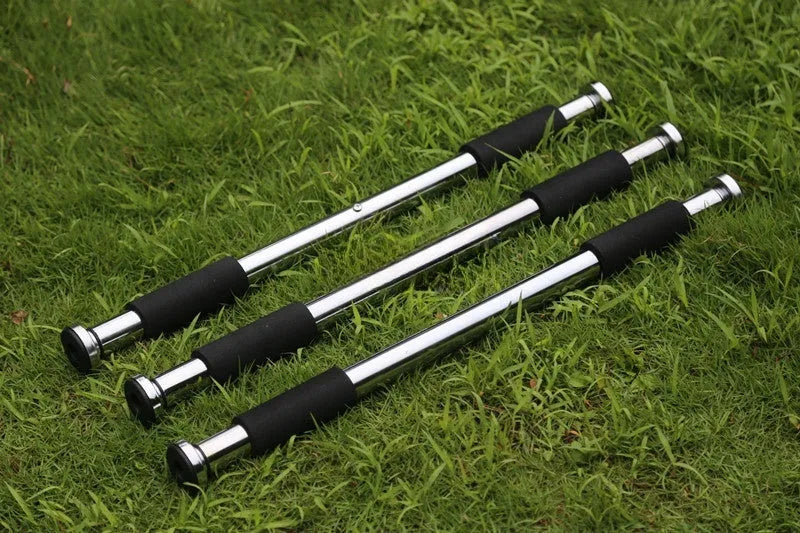 Adjustable steel pull-up bar mounted in doorway showing 62-100cm width range