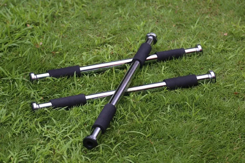 Adjustable steel pull-up bar mounted in doorway showing 62-100cm width range