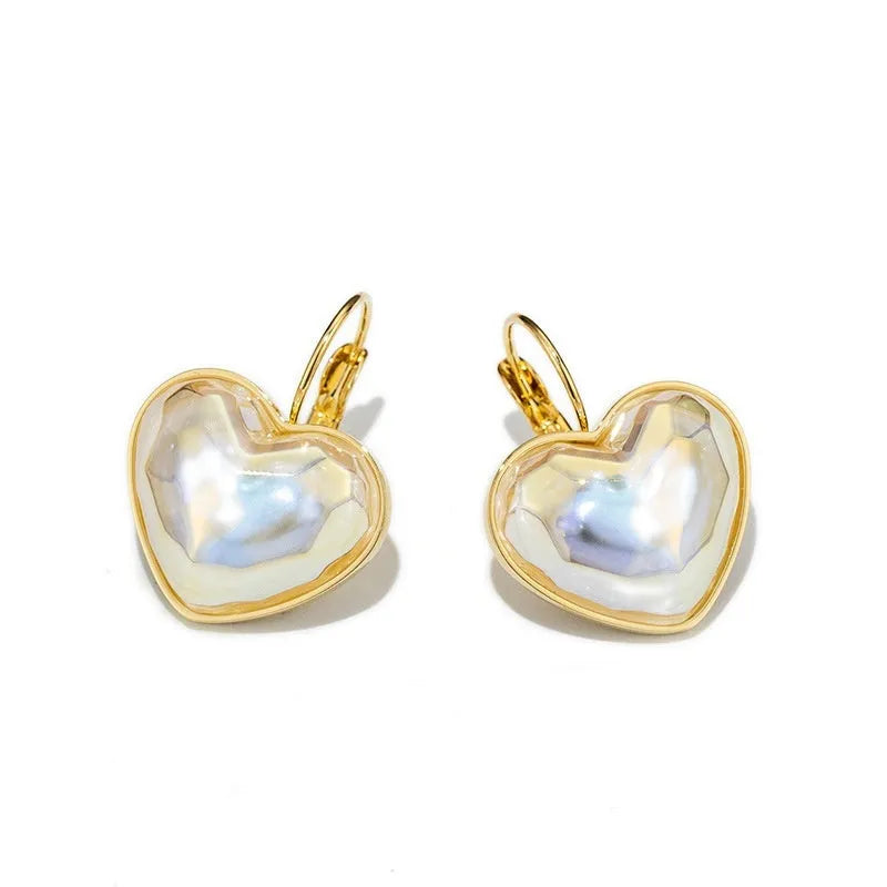 Gold-coloured alloy ear clip for women with natural design metal elements