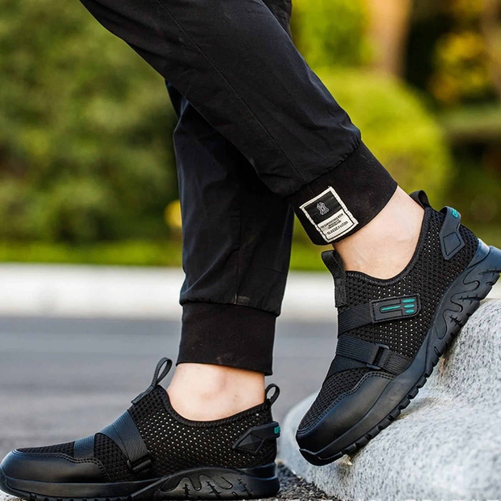 Men's grey insulation safety shoes with flying woven upper and rubber sole for work protection