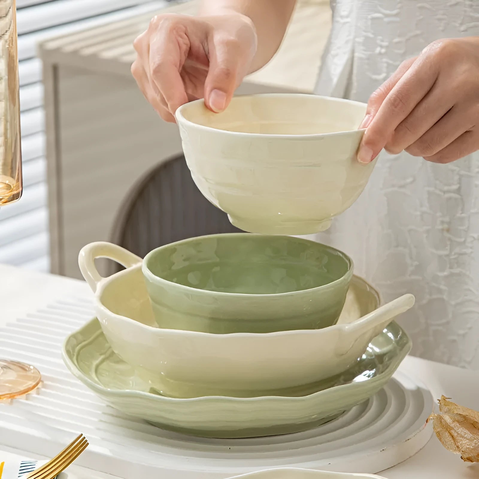 Solid colour ceramic tableware set of seven pieces in a gift box, showing modern simple design.