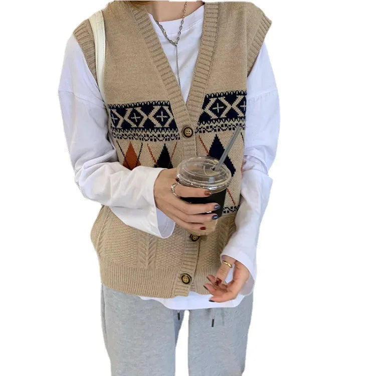 Sleeveless loose cardigan with diamond plaid pattern in khaki, red and navy blue colours